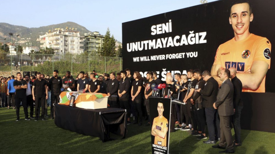 Futbalisti tureckého klubu Alanyasporu stoja ticho na pamiatku svojho spoluhráča Josefa Šurala z Českej republiky, ktorý neprežil nehodu autobusu pri návrate z nedeľňajšieho zápasu tureckej ligy v Alanyi v pondelok 29. apríla 2019. 
