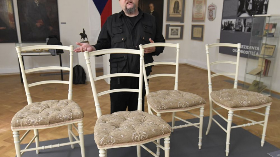 Na snímke stoličky z parížskeho bytu generála Milana Rastislava Štefánika vo Východoslovenskom múzeu v Košiciach 7. mája 2019 ukazuje historik Východoslovenského múzea Vojtech Kárpáty.