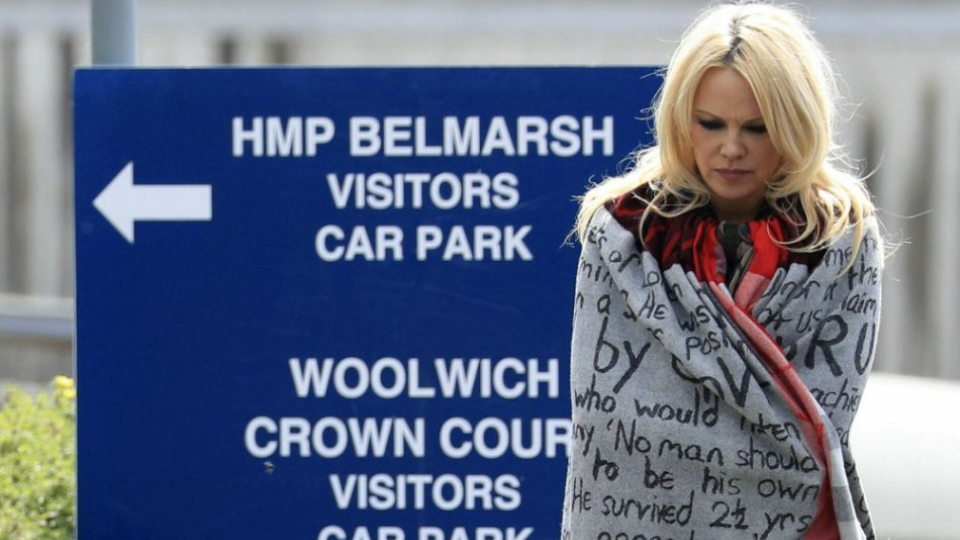 Pamela Andersonová (51) po návšteve v londýnskom väzení Belmarsh, ktorú absolvovala spoločne so šéfredaktorom WikiLeaks Kristinnom Hrafnssonom, vyzvala ľudí, aby Assangea podporili.