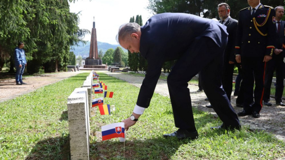 Na snímke prezident SR Andrej Kiska zapaľuje sviečku na hrobe vojaka na Cintoríne padlých vojakov rumunskej armády vo Zvolene pri príležitosti 74. výročia ukončenia druhej svetovej vojny. Vo Zvolene 8. mája 2019.