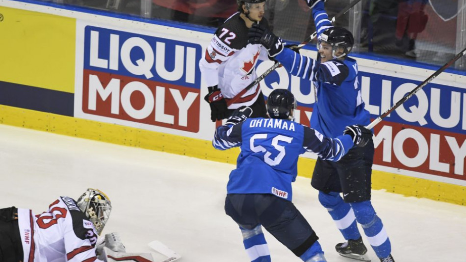 Na snímke gólová radosť hráčov Fínska, vpravo autor gólu Kaapo Kakko, vľavo brankár Matt Murray (Kanada) v zápase základnej A-skupiny Fínsko – Kanada na 83. majstrovstvách sveta v ľadovom hokeji v Košiciach 10. mája 2019.