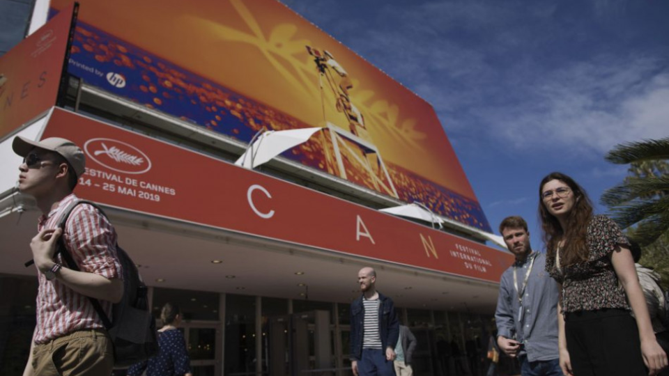 Na snímke ľudia prechádzajú pri festivalovom paláci v Cannes 13. mája 2019. Festival potrvá od 14.- 25. mája 2019.