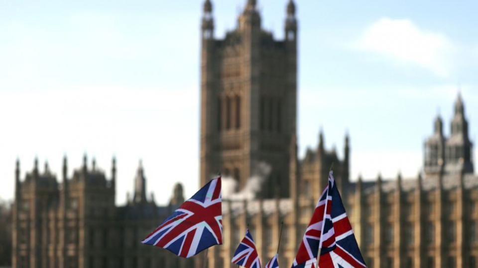 Britské zástavy vejú pred parlamentom v Londýne.