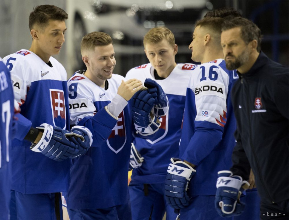 Na snímke zľava Martin Fehérváry, Matúš Sukeľ, Dávid Bondra, Róbert Lantoši a asistent trénera Róbert Petrovický na 83. majstrovstvách sveta v ľadovom hokeji v Košiciach 14. mája 2019.