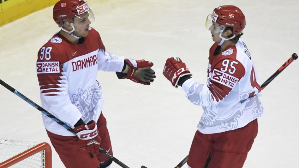 Na snímke zľava Morten Poulsen (Dánsko) a jeho spoluhráč Nick Olesen v zápase základnej A-skupiny Veľká Británia - Dánsko na 83. majstrovstvách sveta v ľadovom hokeji v Košiciach 14. mája 2019.
