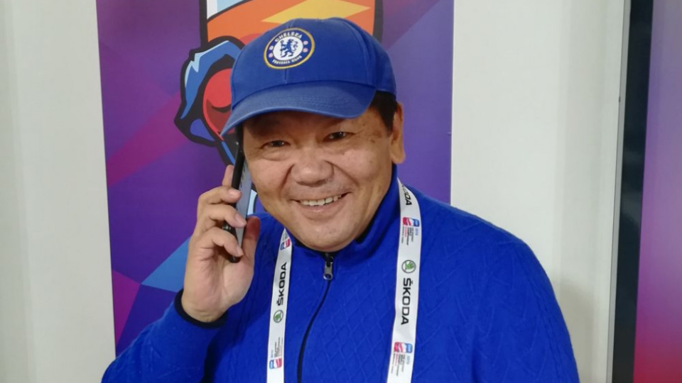 Sato, mongolský športový a olympijský funkcionár,  ktorého každý volá iba jeho prezývkou, má ju aj na vizitke hlásajúcej skutočné meno Otgonbaatar Chultem, pózuje v dejisku hokejových majstrovstiev sveta v Bratislave 15. mája 2019. 
