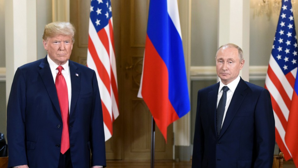 Na archívnej snímke vpravo ruský prezident Vladimir Putin a vľavo americký prezident Donald Trump.