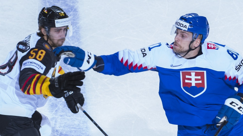 Na snímke vpravo Erik Černák (Slovensko) a vľavo  Markus Eisenschmid (Nemecko) v zápase základnej A-skupiny Nemecko - Slovensko na 83. majstrovstvách sveta v ľadovom hokeji v Košiciach 15. mája 2019. 