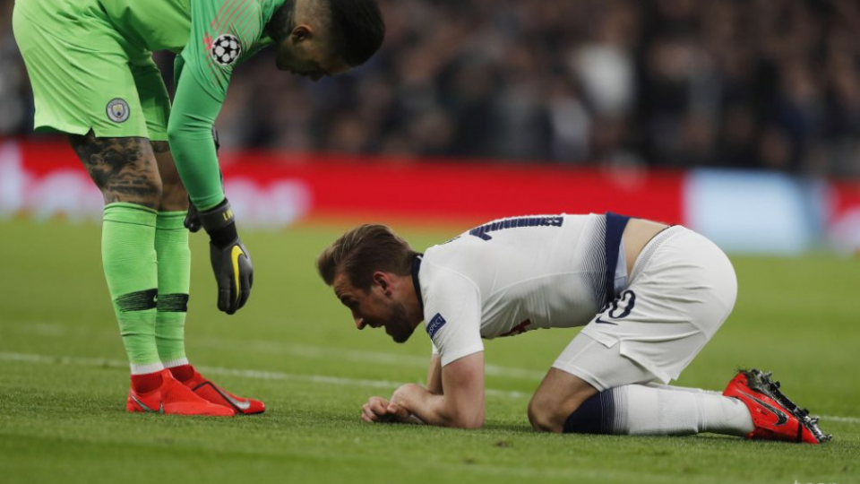 Na snímke zľava brazílsky brankár City Ederson, vpravo útočník Tottenhamu Harry Kane v 1. zápase štvrťfinále Ligy majstrov vo futbale Tottenham Hotspur - Manchester City v utorok 9. apríla 2019.