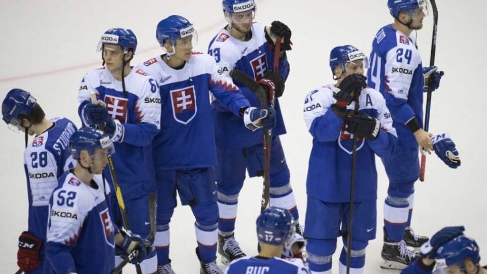 Na snímke smutní slovenskí hokejisti po prehre 2:3 s Nemeckom v zápase základnej A-skupiny Nemecko - Slovensko na 83. majstrovstvách sveta v ľadovom hokeji v Košiciach 15. mája 2019.