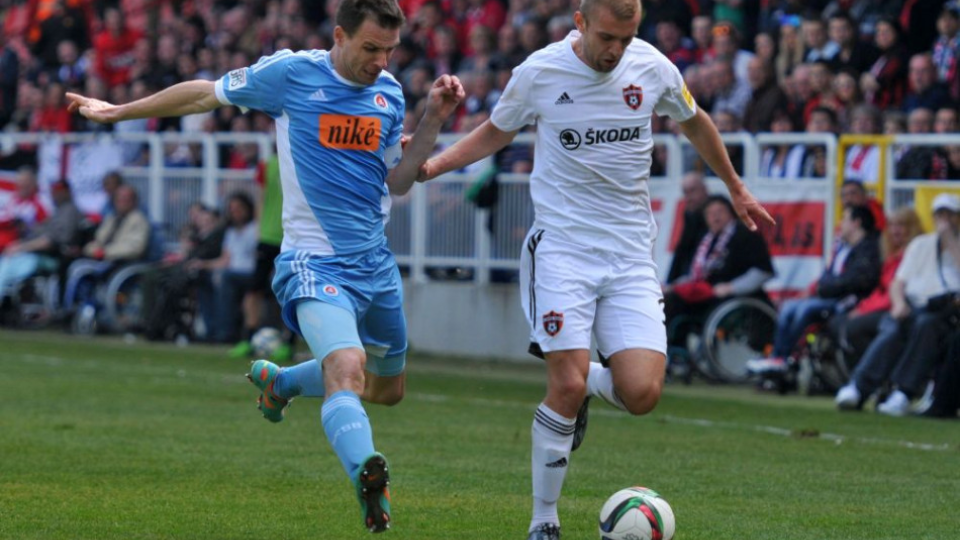Na archívnej snímke vpravo hráč Trnavy Marek Hlinka a kapitán Slovana Bratislava Martin Dobrotka.