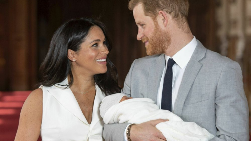 Britský princ Harry a vojvodkyňa zo Sussexu Meghan pózujú fotografom so svojím synom v kaplnke sv. Juraja na zámku vo Windsore 8. mája 2019. Prvé dieťa britského princa Harryho a jeho manželky Meghan sa narodilo v pondelok popoludní.