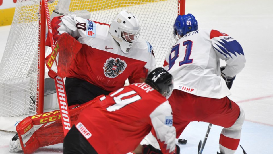 Na snímke zľava brankár Lukas Herzog (Rakúsko) a Dominik Kubalík (Česko) v zápase základnej B-skupiny Rakúsko - Česko na 83. majstrovstvách sveta v ľadovom hokeji 19. mája v Bratislave.