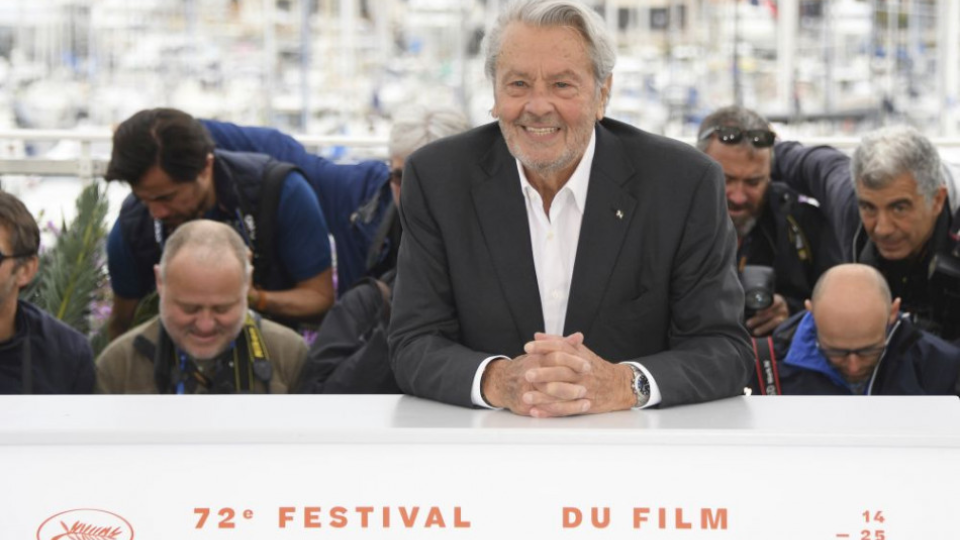 Na snímke francúzska herecká legenda Alain Delon počas fototermínu pred udelením Zlatej Palmy na 72. ročníku medzinárodného filmového festivalu v Cannes 19. mája 2019.