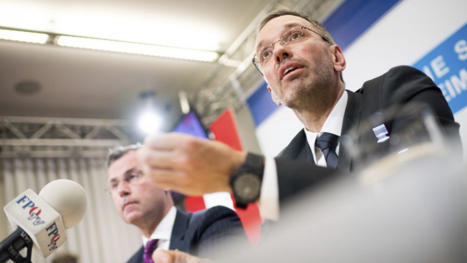 Dezignovaný líder krajne pravicovej Slobodnej strany Rakúska (FPÖ) a úradujúci rakúsky minister dopravy Norbert Hofer (vľavo) a rakúsky minister vnútra Herbert Kickl z FPÖ prichádzajú na tlačovú konferenciu 20. mája 2019 vo Viedni. 