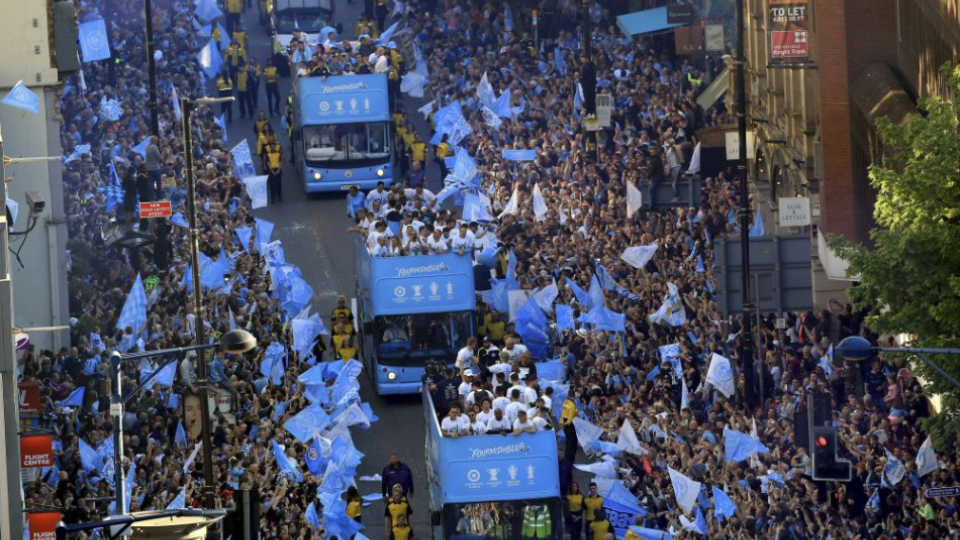 Futbalisti Manchestru City oslavujú treble v uliciach Manchestru v pondelok 20. mája 2019.