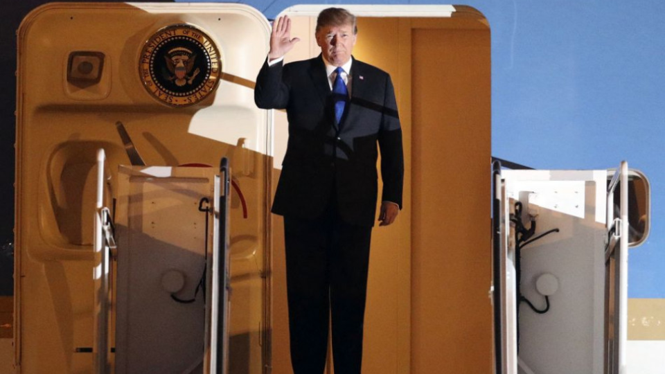Na snímke americký prezident Donald Trump vystupuje z lietadla po prílete.