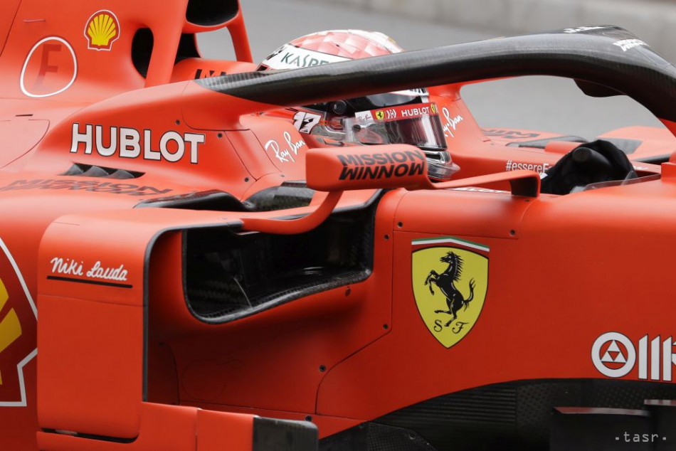 Na snímke meno trojnásobného svetového šampióna F1 Niki Laudu na monoposte Sebastiana Vettela z Ferrari počas prvého voľného tréningu na VC Monaka 23. mája 2019 v Monaku.
