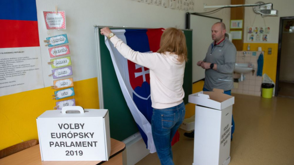 Na Slovensku sa konajú v sobotu 25. mája 2019 v poradí štvrté voľby do Európskeho parlamentu. Na snímke príprava volebnej miestnosti na sobotňajšie voľby do Európskeho parlamentu na Základnej škole na Škultétyho ulici  24. mája 2019 v Nitre. 