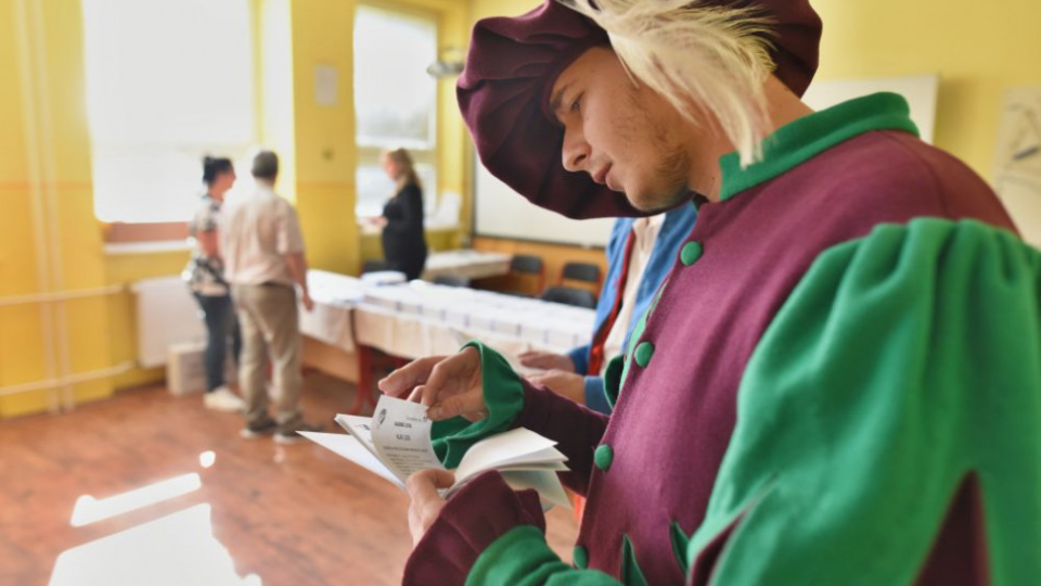 Na snímke účinkujúci na festivale Rotenstein v stredovekom oblečení vo volebnej miestnosti si prezerá hlasovacie lístky počas volieb do Európskeho parlamentu v Holíči v sobotu 25. mája 2019.
