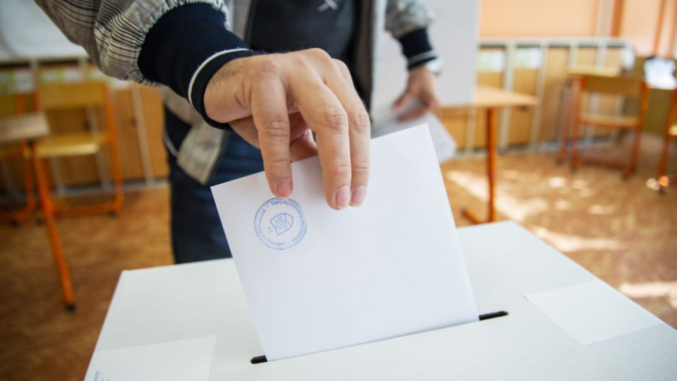 Na snímke volič vhadzuje hlasovací lístok do volebnej schránky počas volieb do Európskeho parlamentu v bratislavskej Petržalke 25. mája 2019.