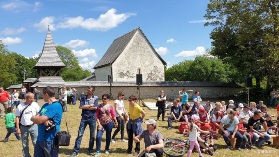 Na snímke účastníci festivalu Z histórie Malohontu, ktorý sa konal pri gotickom kostole v obci Kraskovo v okrese Rimavská Sobota, 25. mája 2019. 