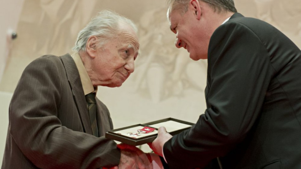 Na archívnej snímke Vladimír Dedeček preberá Pribinov kríž II. triedy z rúk prezidenta SR Andreja Kisku. 