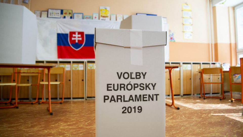 Na snímke volebná schránka počas volieb do Európskeho parlamentu v bratislavskej Petržalke 25. mája 2019.