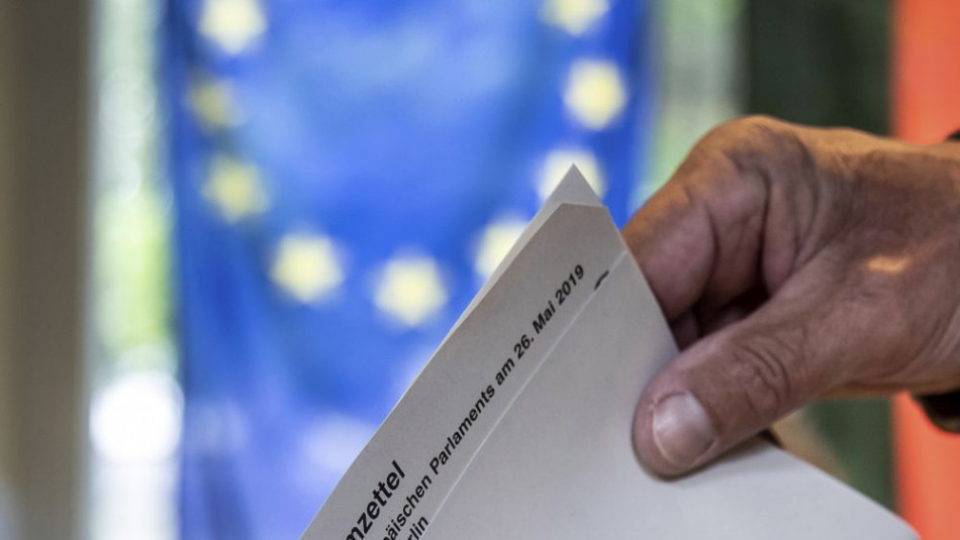 Na snímke volič vhadzuje volebný lístok do volebnej schránky počas volieb do Európskeho parlamentu vo volebnej miestnosti v nemeckom Berlíne 26. mája 2019. 