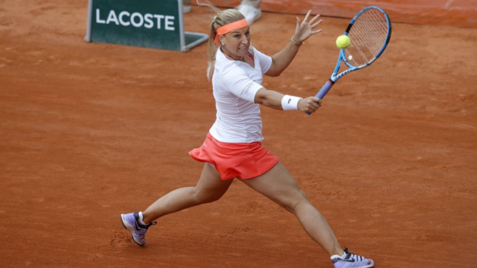 Slovenská tenistka Dominika Cibulková odvracia úder Bielorusky Aryny Sabalenkovej v zápase 1. kola ženskej dvojhry na grandslamovom turnaji Roland Garros v Paríži 28. mája 2019.