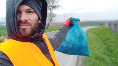 Na ceste medzi Popradom a Revúcou vyzbierali 500 kíl odpadu. Ján a Roland chcú motivovať aj iných