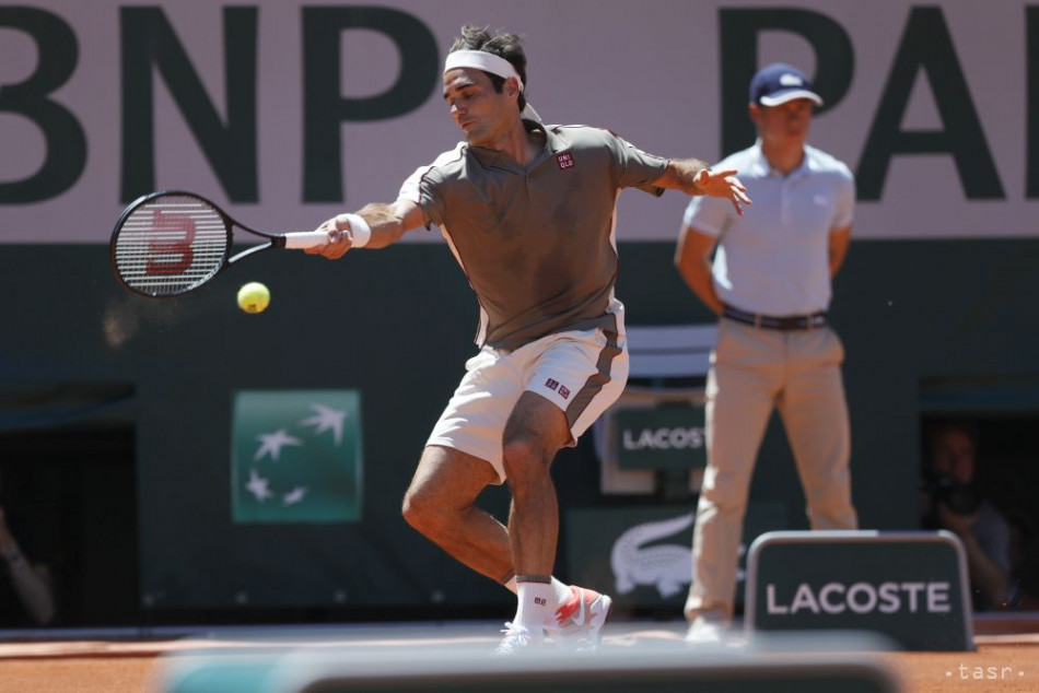 Švajčiarsky tenista Roger Federer v zápase proti Argentínčanovi Leonardovi Mayerovi v osemfinále grandslamového tenisového turnaja Roland Garros v Paríži 2. júna 2019. 
