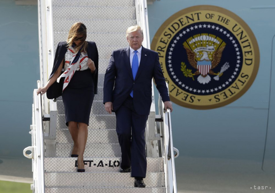 Na snímke sprava americký prezident Donald Trump a jeho manželka Melania Trumpová vystupujú z lietadla Air Force One na britskom letisku Stansted po prílete na trojdňovú štátnu návštevu Británie 3. júna 2019.