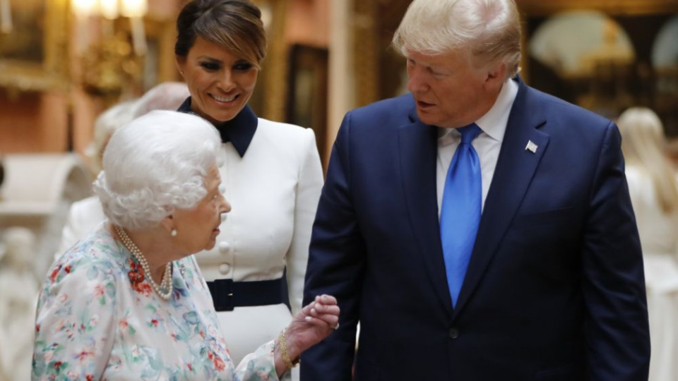 Na snímke britská kráľovná Alžbeta II. v rozhovore s americkým prezidentom Donaldom Trumpom a jeho manželkou Melaniou.