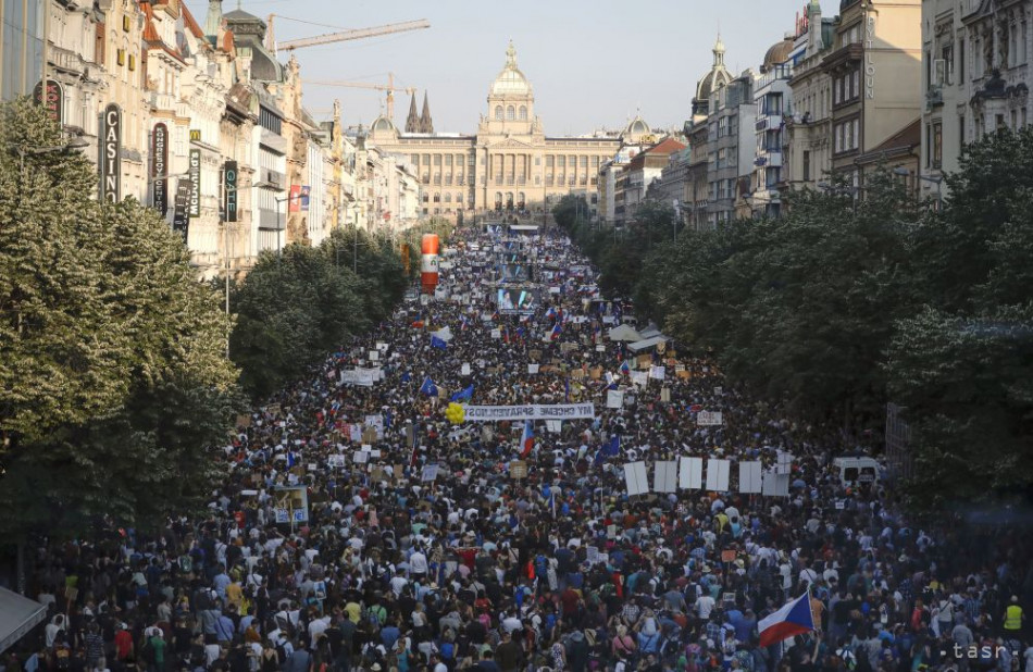 Na snímke účasníci masového protestu za demisiu premiéra Andreja Babiša, českej ministerky spravodlivosti Marie Benešovej a za nezávislosť justície na Václavskom námestí v Prahe 4. júna 2019. 