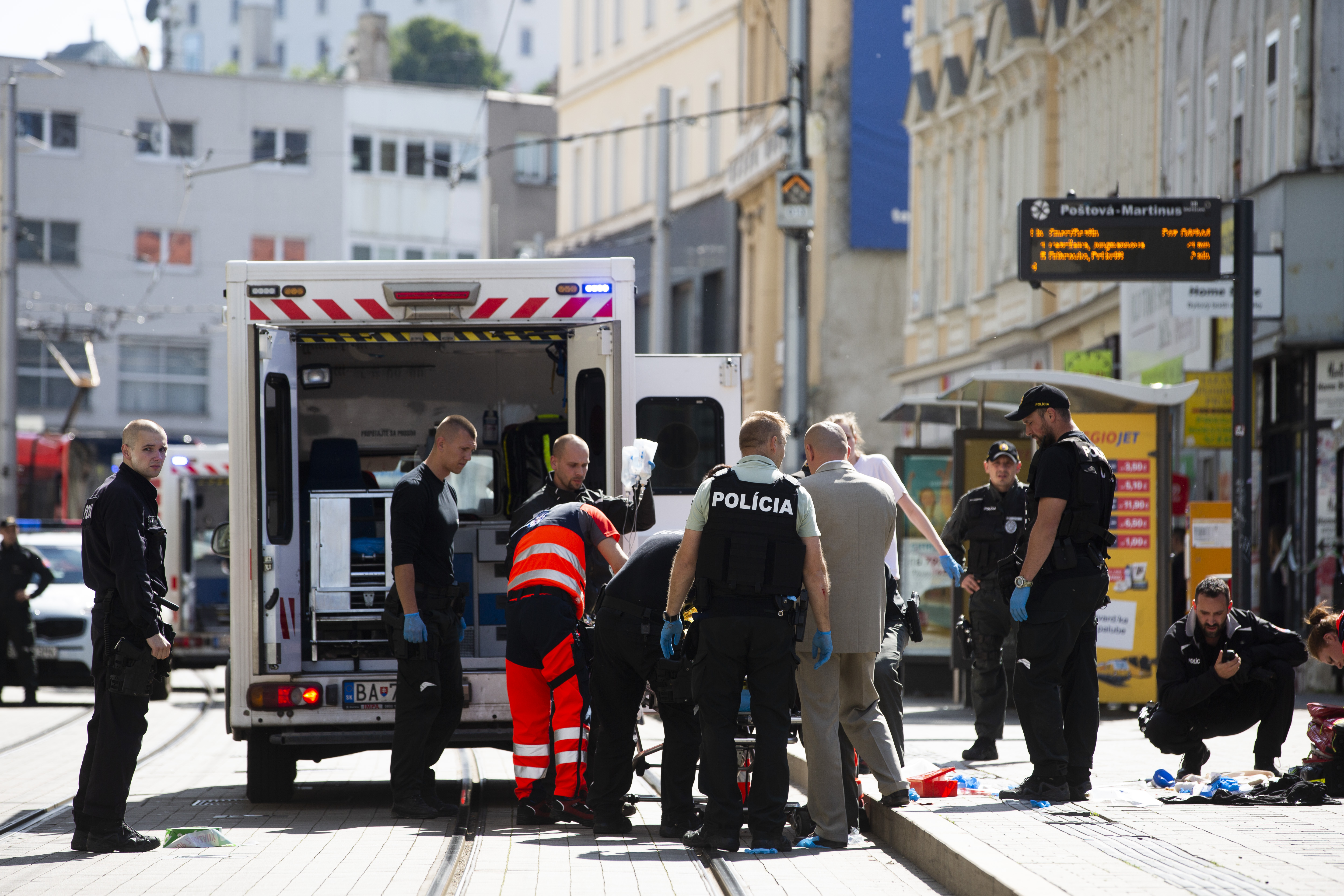 Na snímke policajti a záchranári zasahujú po streľbe na Obchodnej ulici v Bratislave 31. mája 2019.