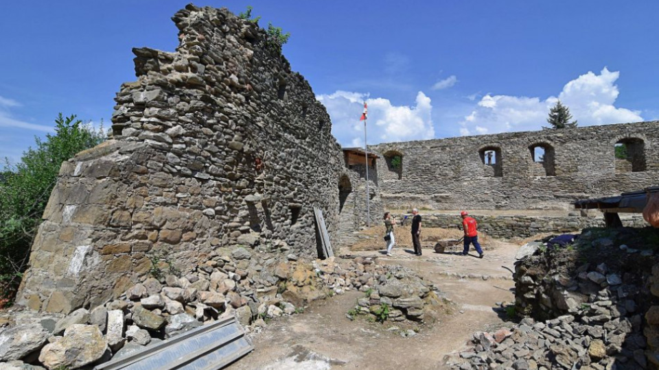 Na snímke pohľad na jedno z nádvorí počas obnovy Markušovského hradu v Markušovciach 5. júna 2019.