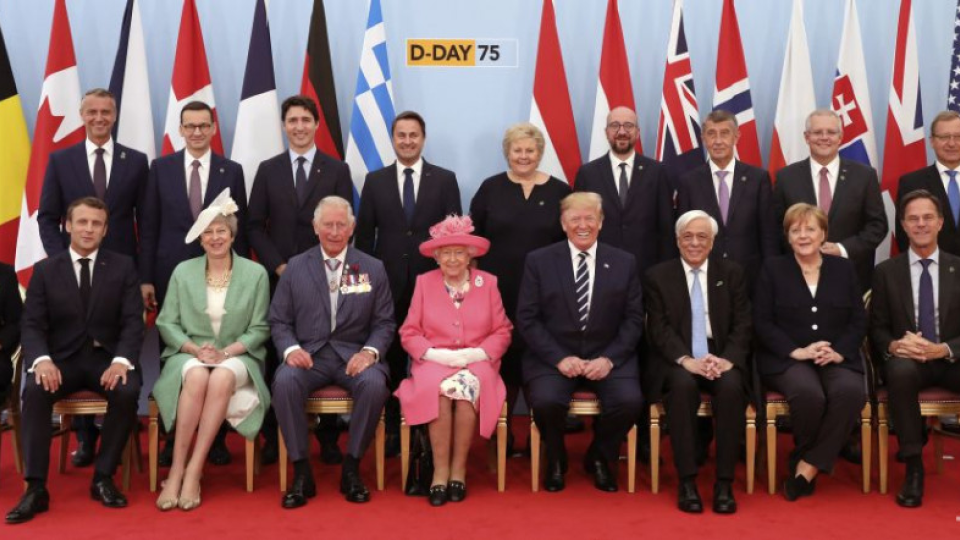 Podpredseda slovenskej vlády Richard Raši (horný rad vľavo) , britský princ Charles (predný rad štvrtý zľava), britská kráľovná Alžbeta (dolný rad piata zľava), americký prezident Donald Trump (dolný rad šiesty zľava), nemecká kancelárka Angela Merkelová (dolný rad druhá sprava), francúzsky prezident Emmanuel Macron (dolný rad druhý zľava) a ďalší politici pózujú na podujatí pri príležitosti 75. výročia vylodenia v Normandii, ktoré si pripomínajú v Británii predstavitelia viacerých krajín podieľajúcich sa na tejto operácii v britskom Portsmouthe 5. júna 2019.