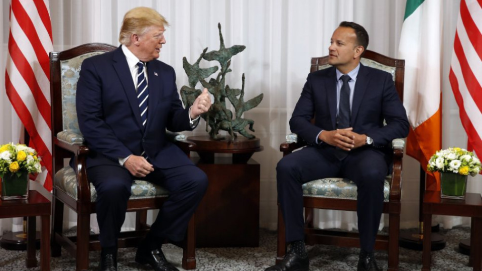 a snímke vľavo americký prezident Donald Trump, vpravo írsky premiér Leo Varadkar počas stretnutia v írskom Shannone 5. júna 2019. 