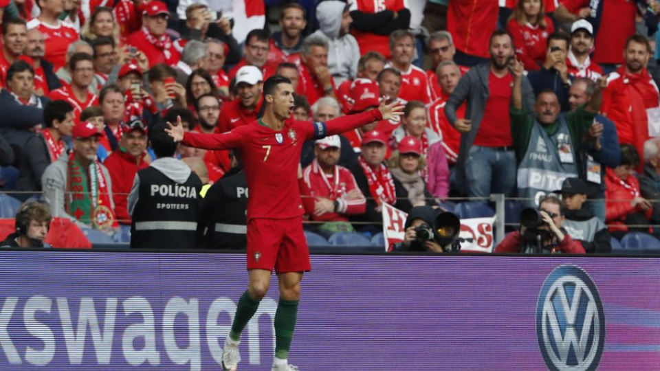 Na snímke portugalský útočník Cristiano Ronaldo oslavuje svoj úvodný gól v semifinále Ligy národov Portugalsko - Švajčiarsko na štadióne Dragao v portugalskom Porte v stredu 5. júna 2019.