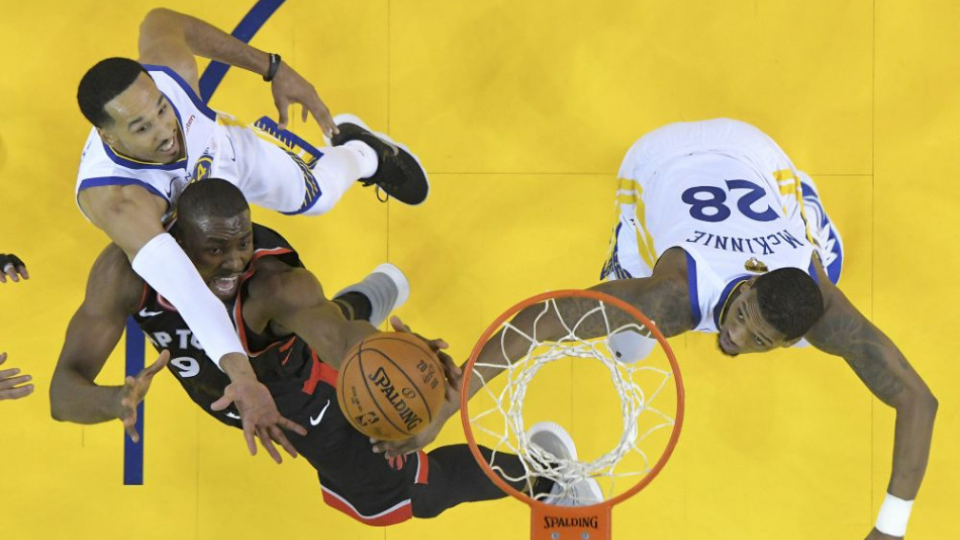 Center Toronto Raptors Serge Ibaka (9) útočí proti Shaunovi Livingstonovi z Golden State Warriors v zápase NBA.