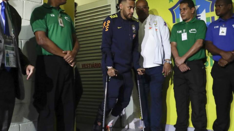 Zranený brazílsky futbalový reprezentant Neymar odchádza zo šatne s barlami po prípravnom zápase proti Kataru 5. júna 2019. Neymar sa v prípravnom zápase s Katarom zranil a nebude štartovať na Copa America.