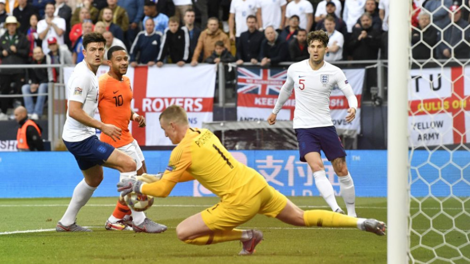 Na snímke vpravo v popredí brankár Anglicka Jordan Pickford chatá loptu v zápase semifinále Ligy národov vo futbale Holandsko - Anglicko na štadióne D. Afonsaa Henriquesa v portugalskom meste Guimaraes vo štvrtok 6. júna 2019.