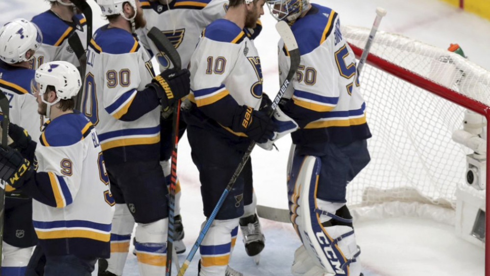 Hokejistov St. Louis Blues delí iba jedno víťazstvo od premiérového zisku Stanleyho pohára. V noci na piatok triumfovali v piatom súboji finále play off NHL na ľade Bostonu Bruins 2:1.