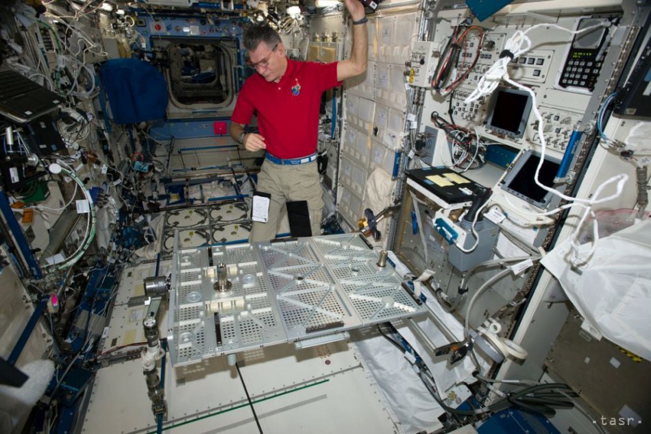 Taliansky astronaut Paolo Nespoli pozerá na komunikačnú jendotku na Medzinárodnej vesmírnej stanici ISS na archívnej snímke.