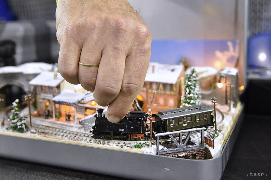 Na snímke modelár upravuje model parnej lokomotívy v kufríkovej diorame počas 10. ročníka modelárskej výstavy Popradský modelársky deň 2019 v Poprade 8. júna 2019. 