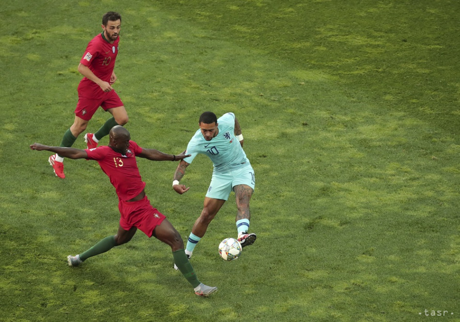 Na snímke vpravo holandský hráč Memphis Depay, vľavo hráč Portugalska Danilo vo finále Ligy národov vo futbale Portugalsko - Holandsko v portugalskom Porte 9. júna 2019.