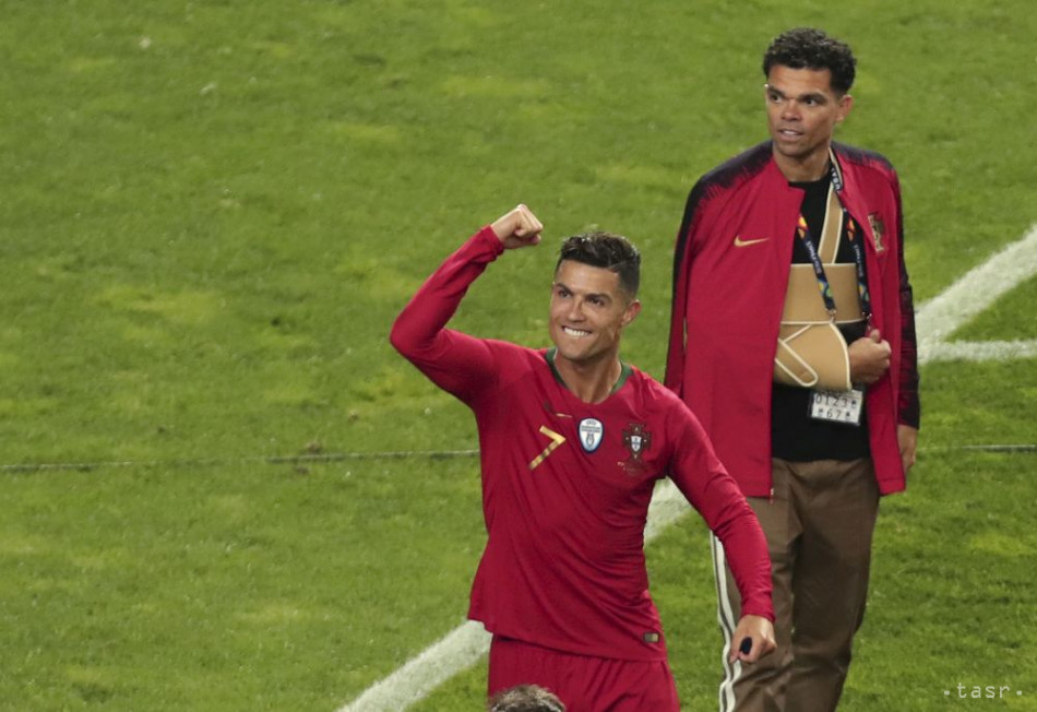 Na snímke hráč Portugalska Cristiano Ronaldo (v strede) oslavuje víťazstvo vo finále Ligy národov vo futbale Portugalsko - Holandsko v portugalskom Porte 9. júna 2019. 
