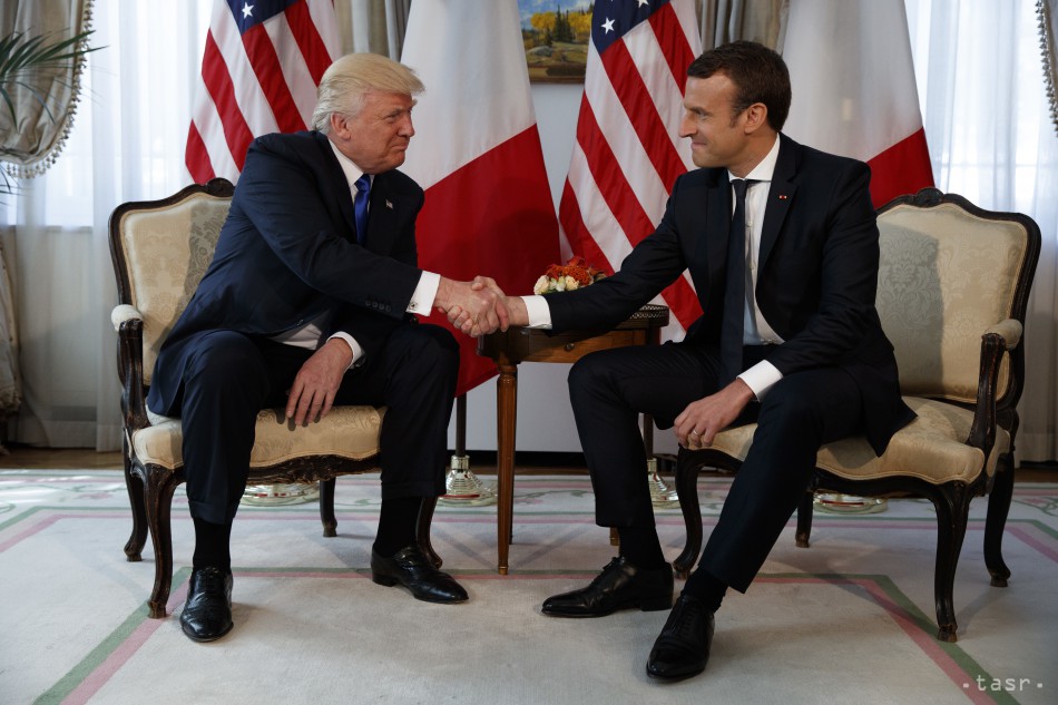 Americký prezident Donald Trump (vľavo) a francúzsky prezident Emmanuel Macron, archívna snímka.