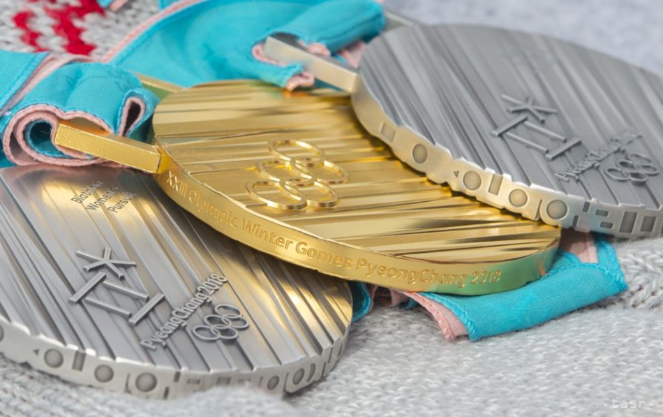 Na snímke zlatá a dve strieborné medaily, ktoré získala biatlonistka Anastasia Kuzminová počas XXIII. zimných olympijských hier v juhokórejskom Pjongčangu 19. februára 2018.